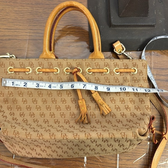 Dooney and Bourke logo double handle signature satchel with Crossbody strap. EUC - Picture 5 of 9